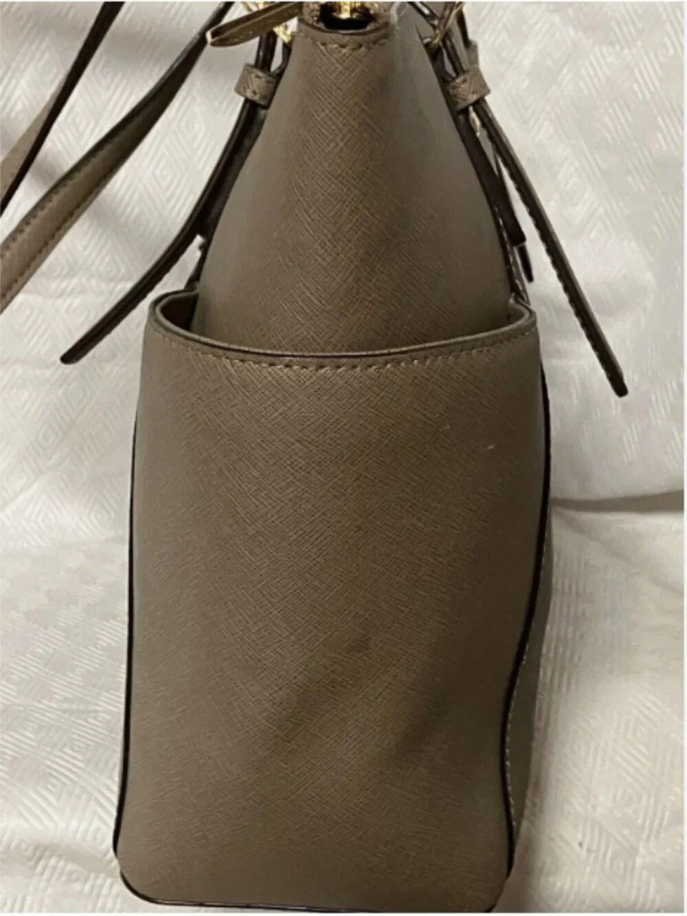MICHAEL KORS JET SET TOP ZIP SAFFIANO LEATHER SHOULDER BAG DARK BEIGE OR TAUPE